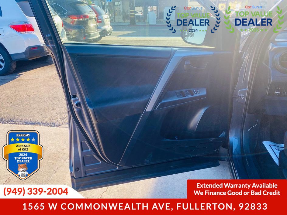 Used 2018 Toyota RAV4 LE w/ Carpet Mat Package image 21