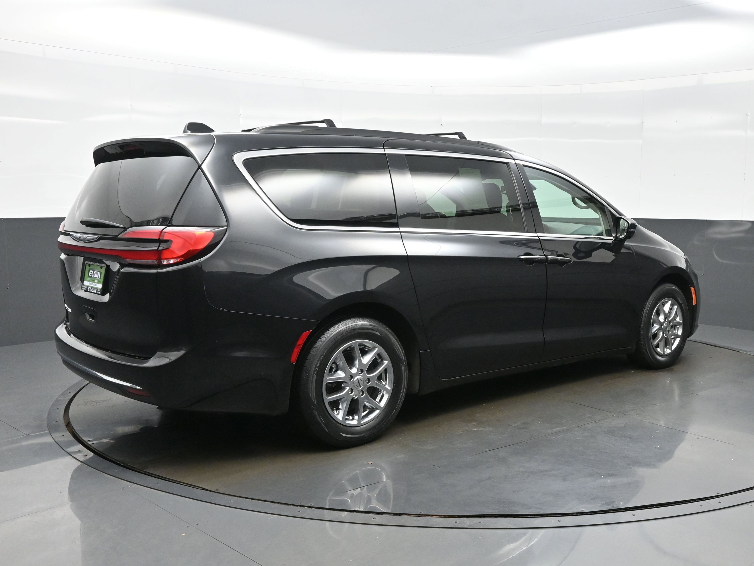 Used 2022 Chrysler Pacifica Touring-L image 6