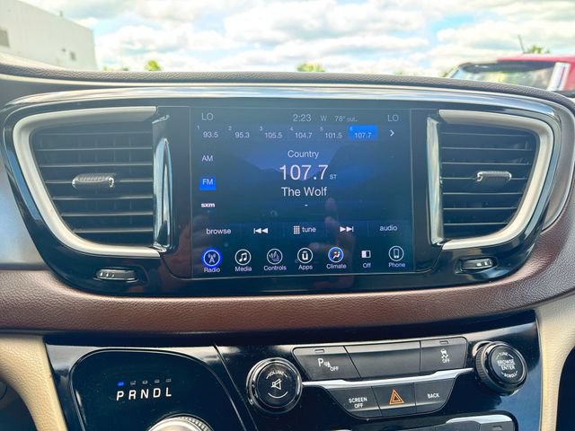 Used 2017 Chrysler Pacifica Touring-L FWD image 13