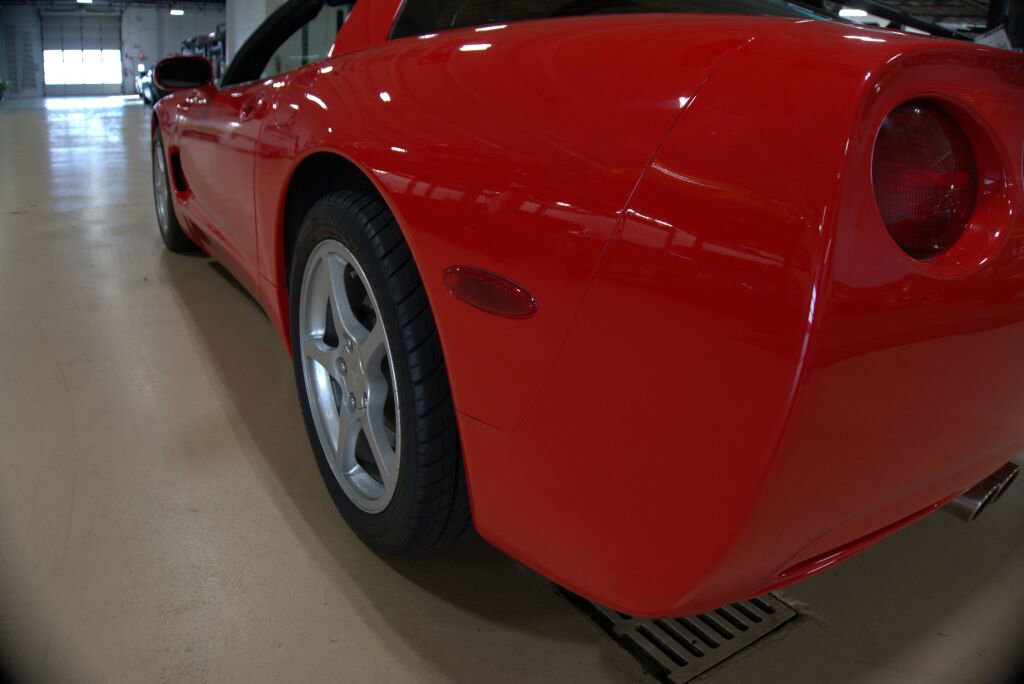 Used 2000 Chevrolet Corvette Coupe w/ Roof Pkg image 16