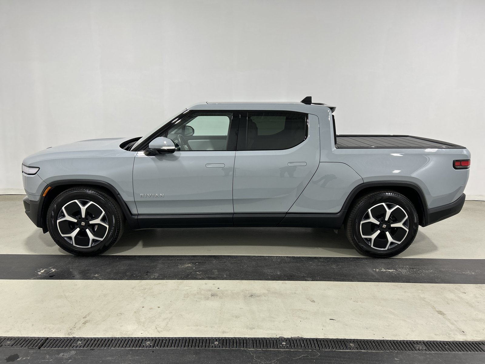 Used 2024 Rivian R1T Adventure AWD/4WD image 2