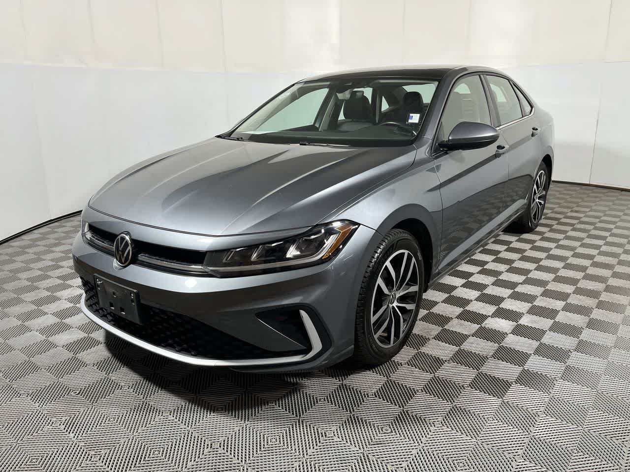 Used 2025 Volkswagen Jetta SE FWD image 4