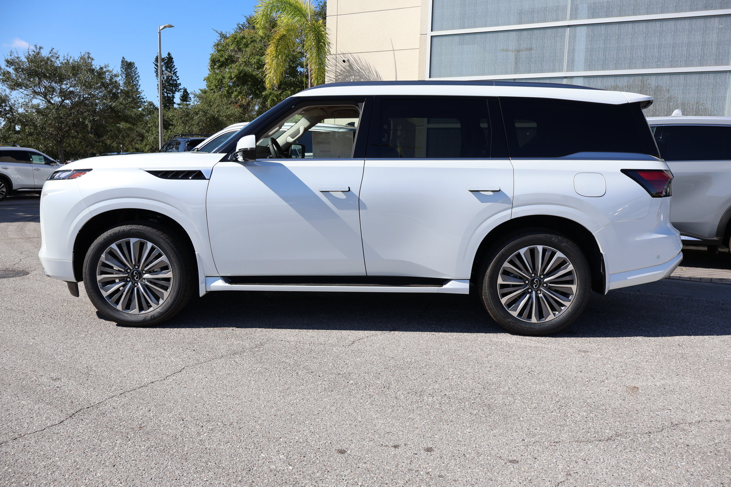 New 2026 INFINITI QX80 Luxe image 2