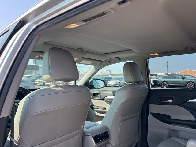Used 2019 Toyota Highlander XLE AWD/4WD image 13
