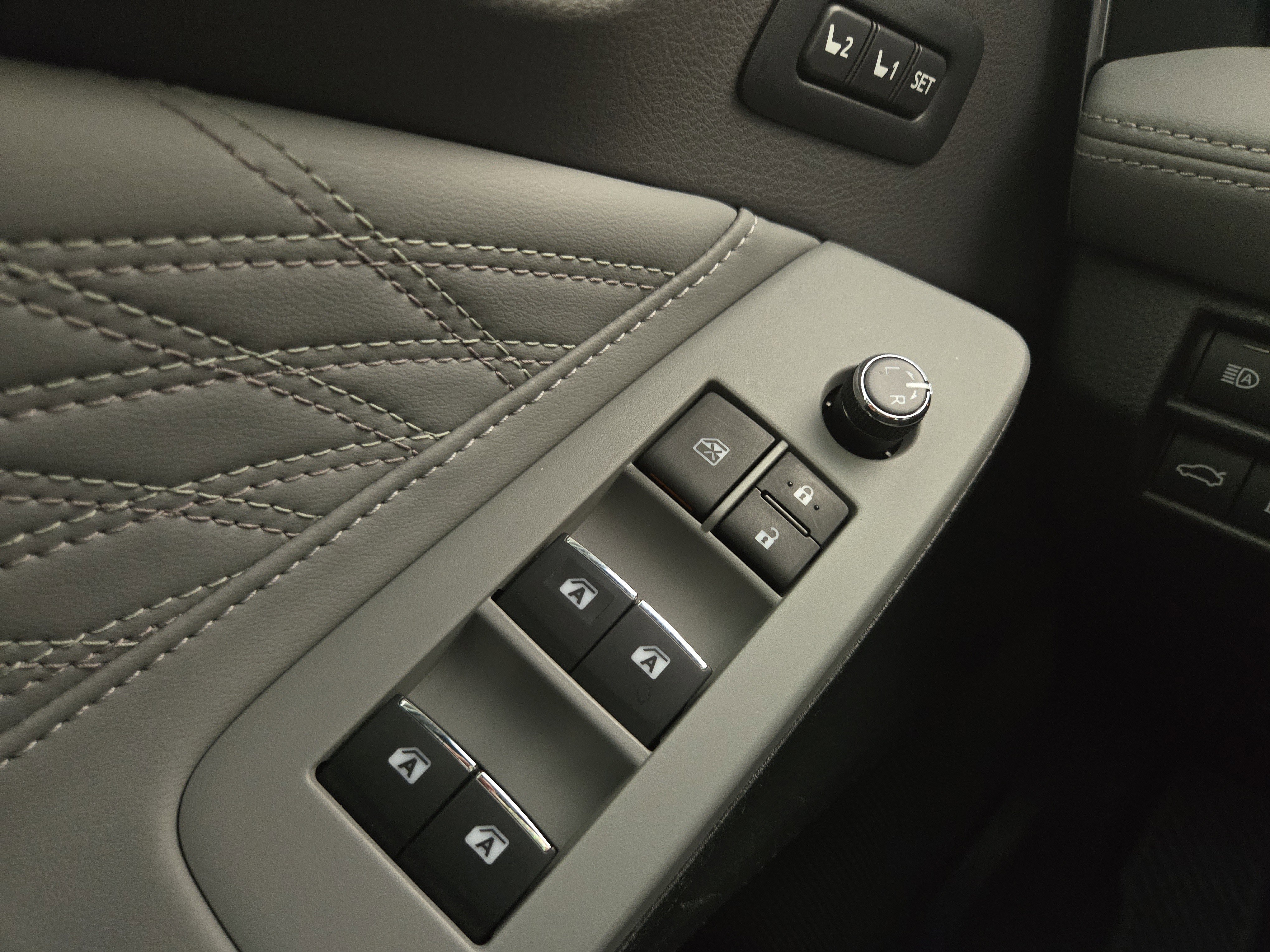 Used 2019 Toyota Avalon Limited image 30