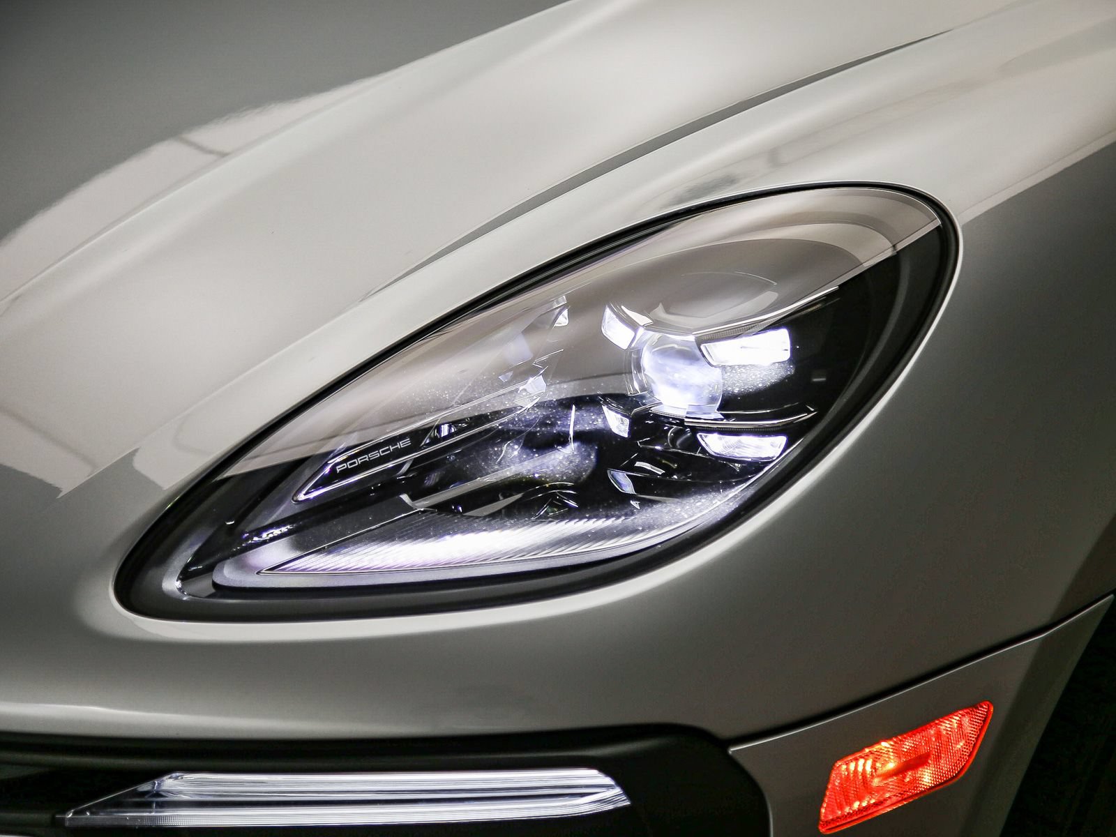 Certified 2022 Porsche Macan AWD/4WD image 11