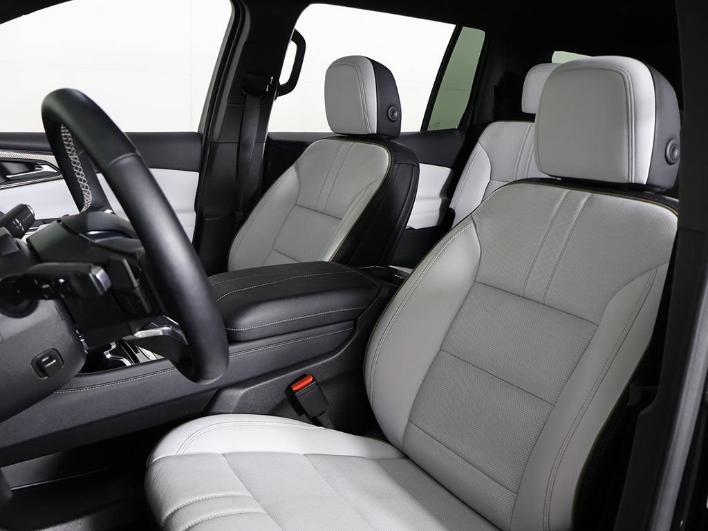 Used 2025 Chevrolet Traverse High Country w/ LPO, Cargo Package AWD/4WD image 31