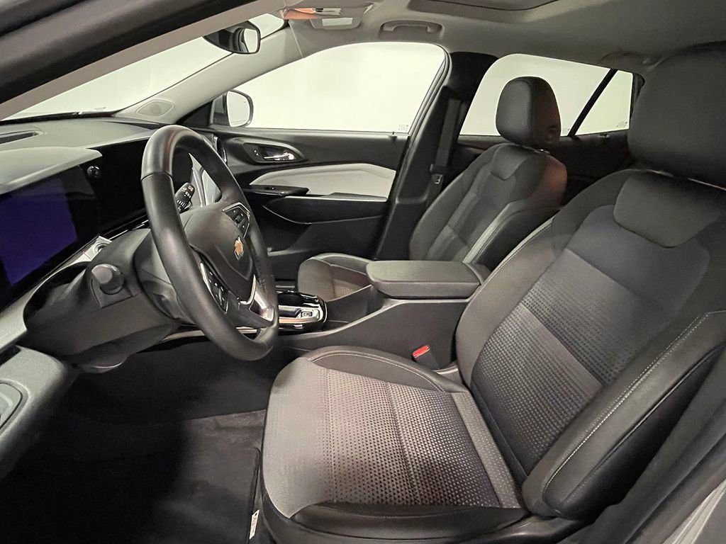 Used 2024 Chevrolet Trax LT w/ Sunroof Package image 3