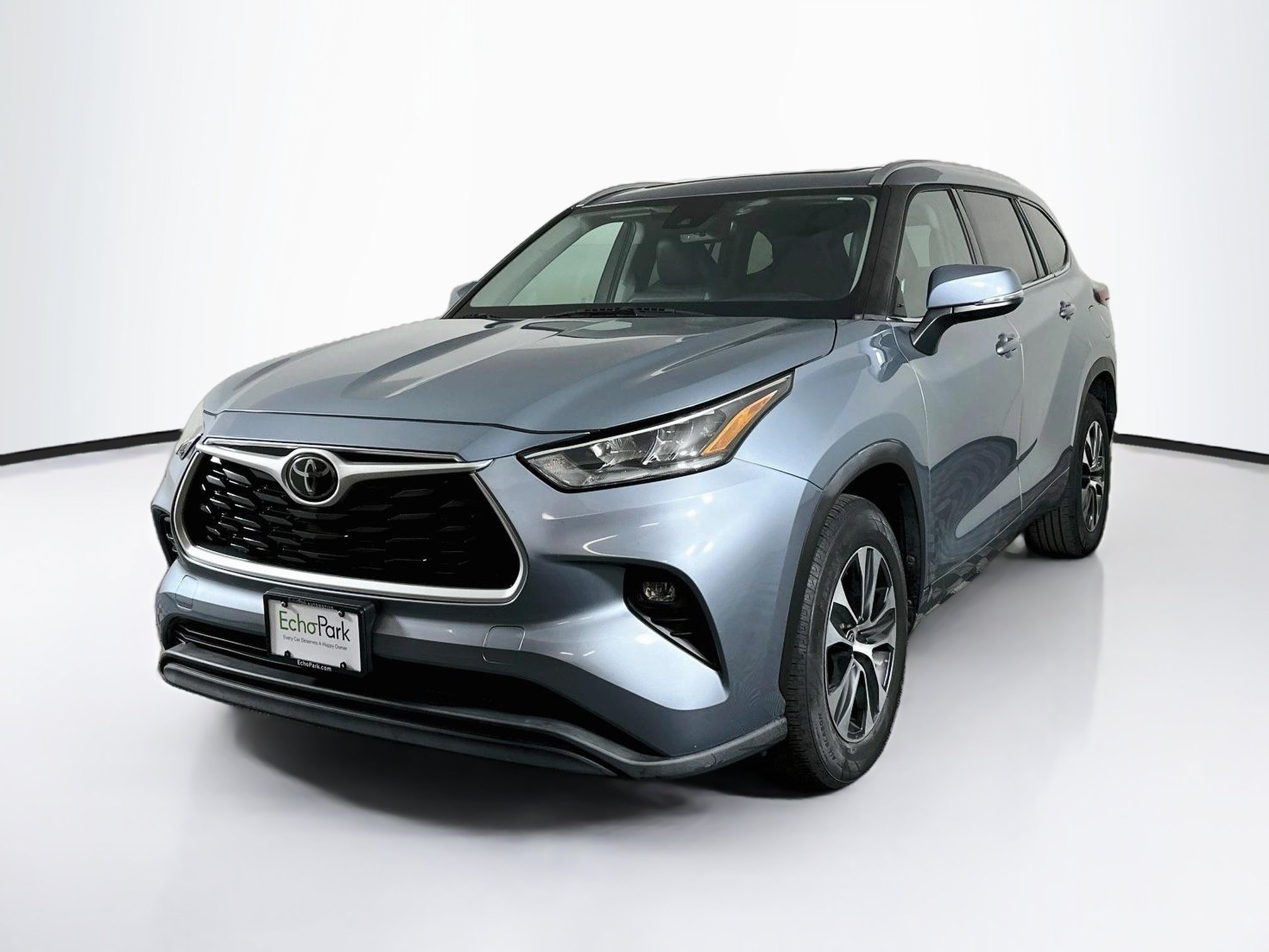 Used 2020 Toyota Highlander XLE FWD image 3