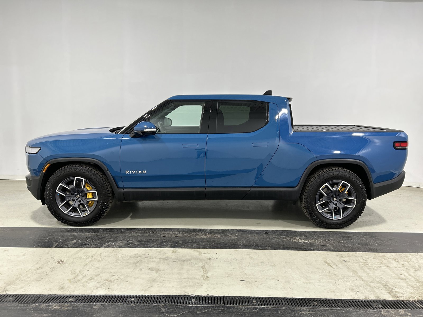 Used 2022 Rivian R1T Adventure AWD/4WD image 2