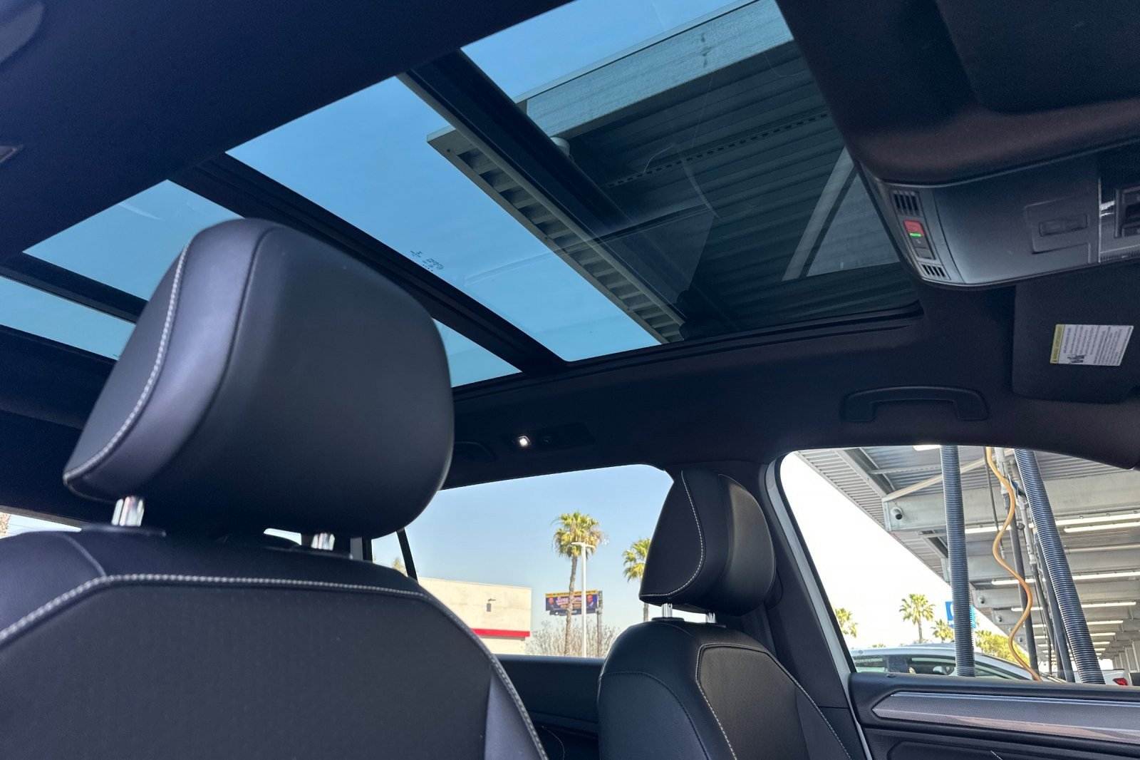 Used 2022 Volkswagen Tiguan SE R-Line image 17