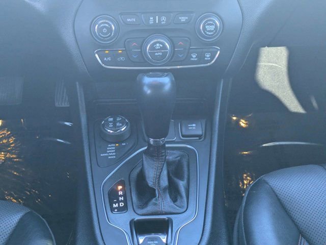 Used 2022 Jeep Cherokee Trailhawk w/ Premium Leather Package AWD/4WD image 18