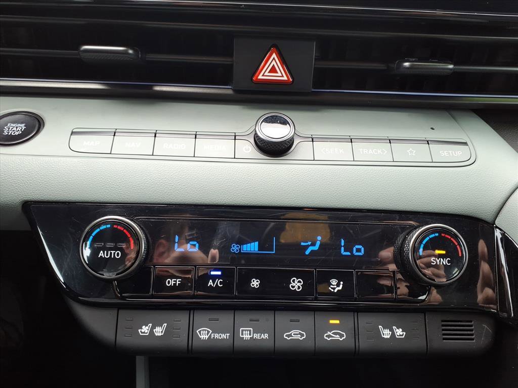 Certified 2025 Hyundai Elantra Limited image 22