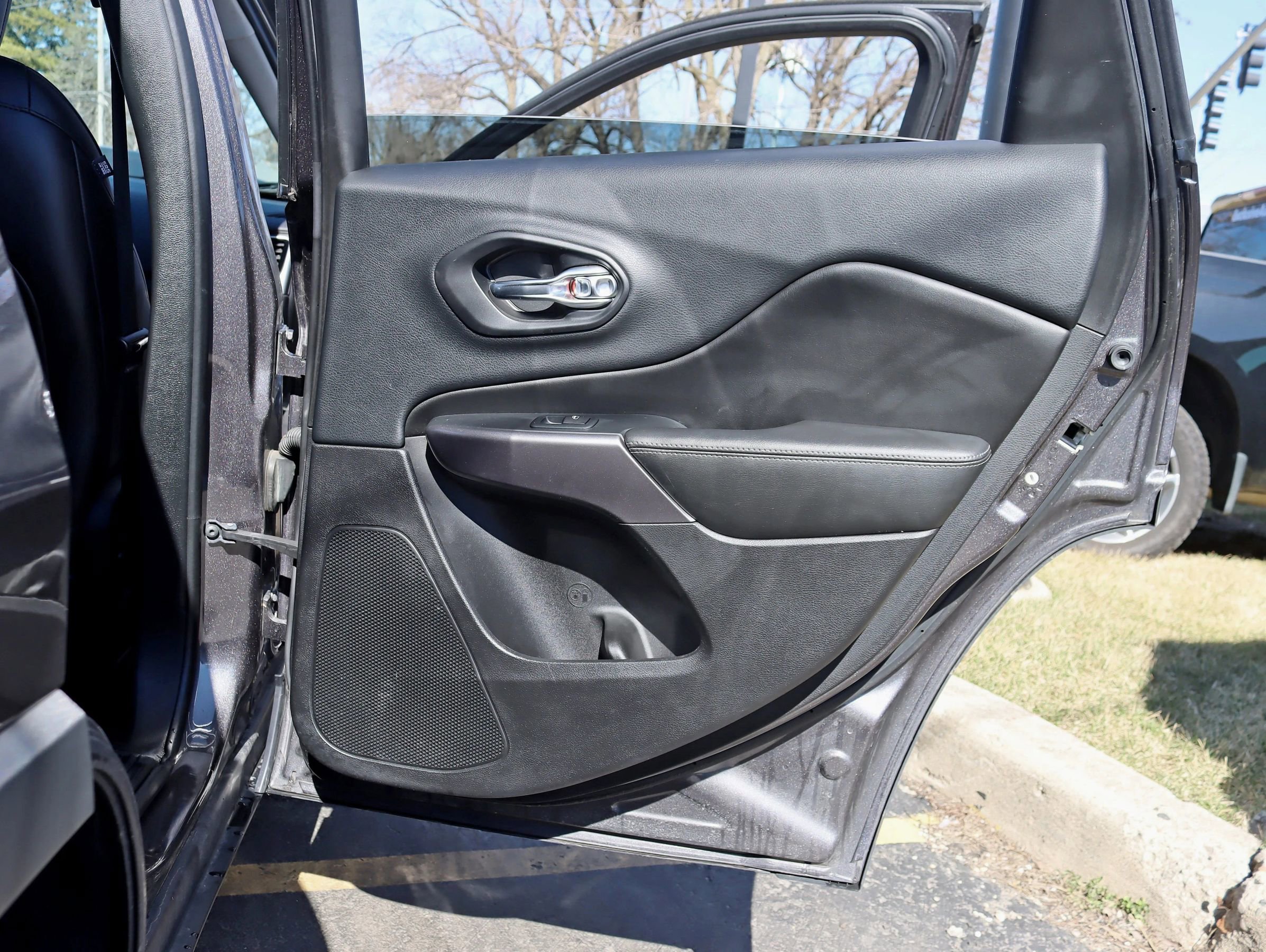 Used 2019 Jeep Cherokee Limited image 37