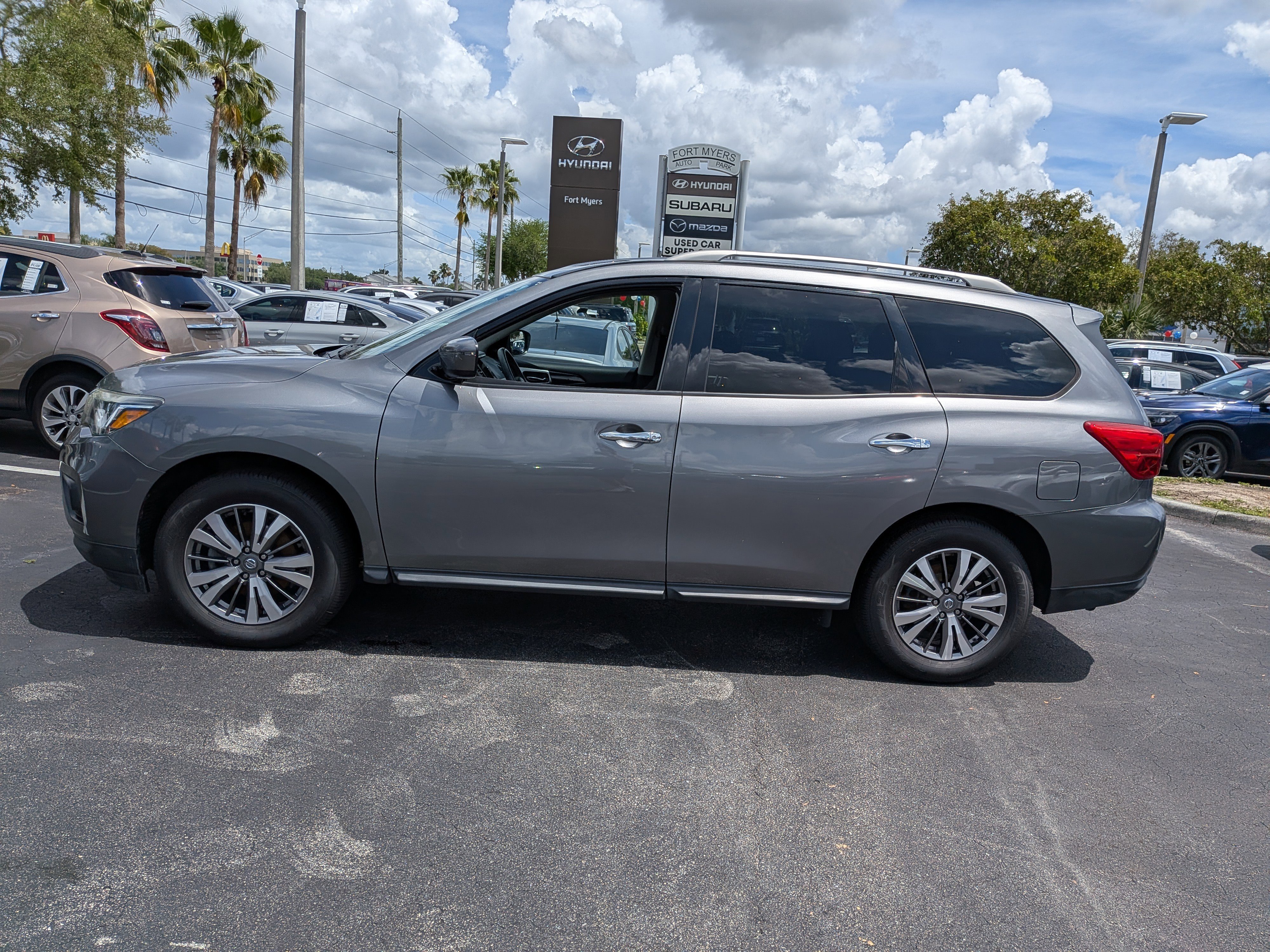 Used 2020 Nissan Pathfinder SV image 7