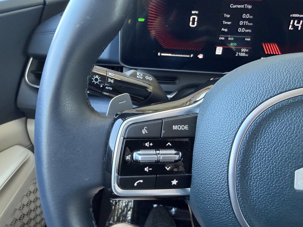 Used 2025 Kia Carnival EX image 31