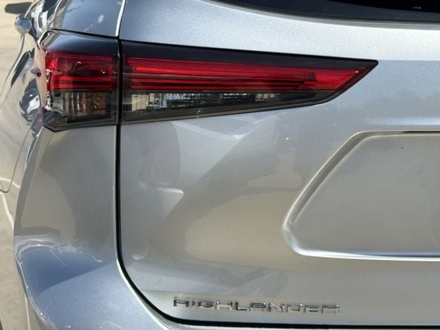 Used 2023 Toyota Highlander Limited FWD image 6
