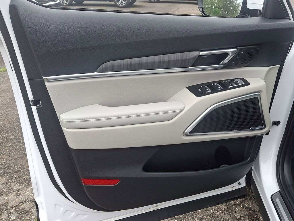 Certified 2025 Kia Telluride SX w/ SX Captain's Chair Package FWD image 13
