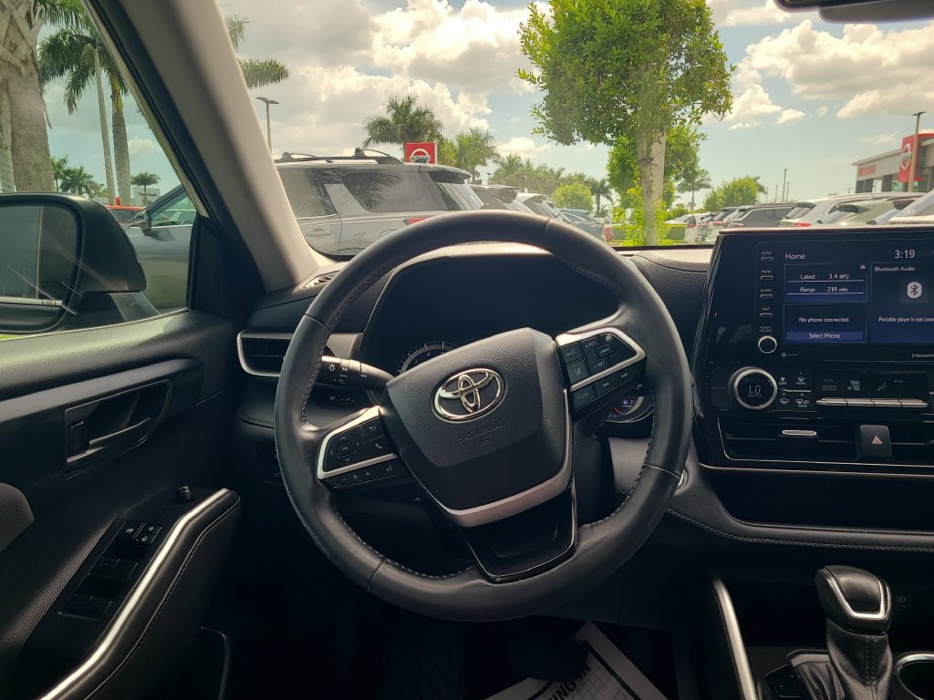 Used 2022 Toyota Highlander LE FWD image 16