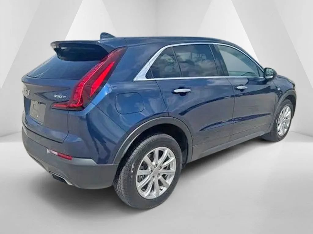 Used 2022 Cadillac XT4 Luxury w/ Cold Weather Package FWD image 7