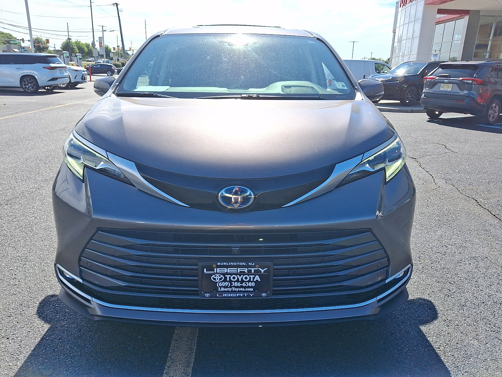 Used 2024 Toyota Sienna Platinum AWD/4WD image 2