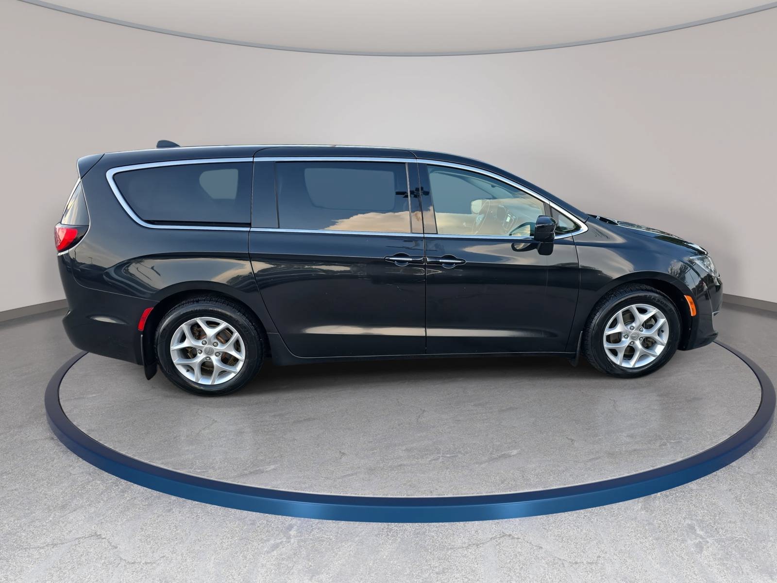 Used 2018 Chrysler Pacifica Touring Plus w/ Tire & Wheel Group FWD image 4