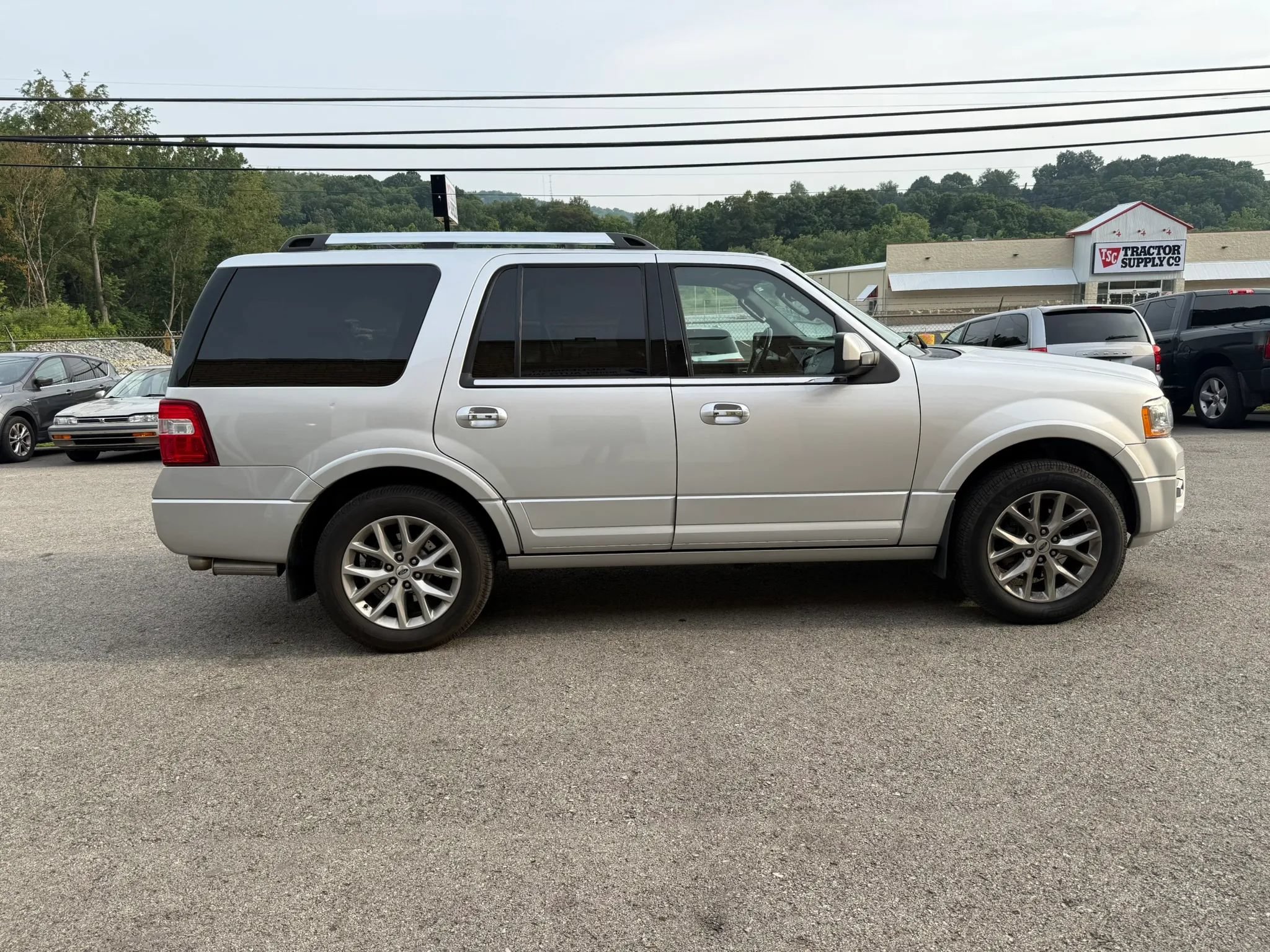 Used 2017 Ford Expedition Limited w/ Equipment Group 301A AWD/4WD image 4