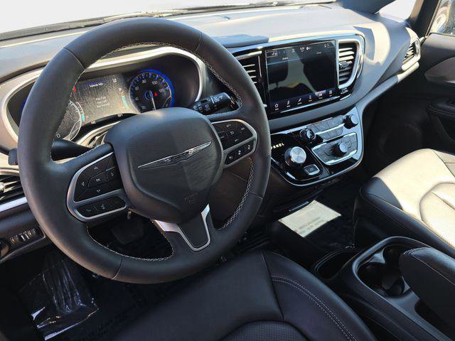 Used 2025 Chrysler Pacifica Select FWD image 20