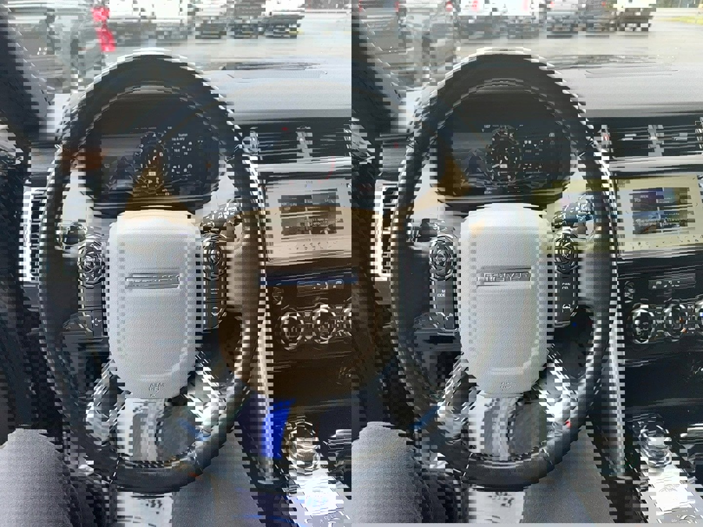 Used 2018 Land Rover Discovery HSE image 13