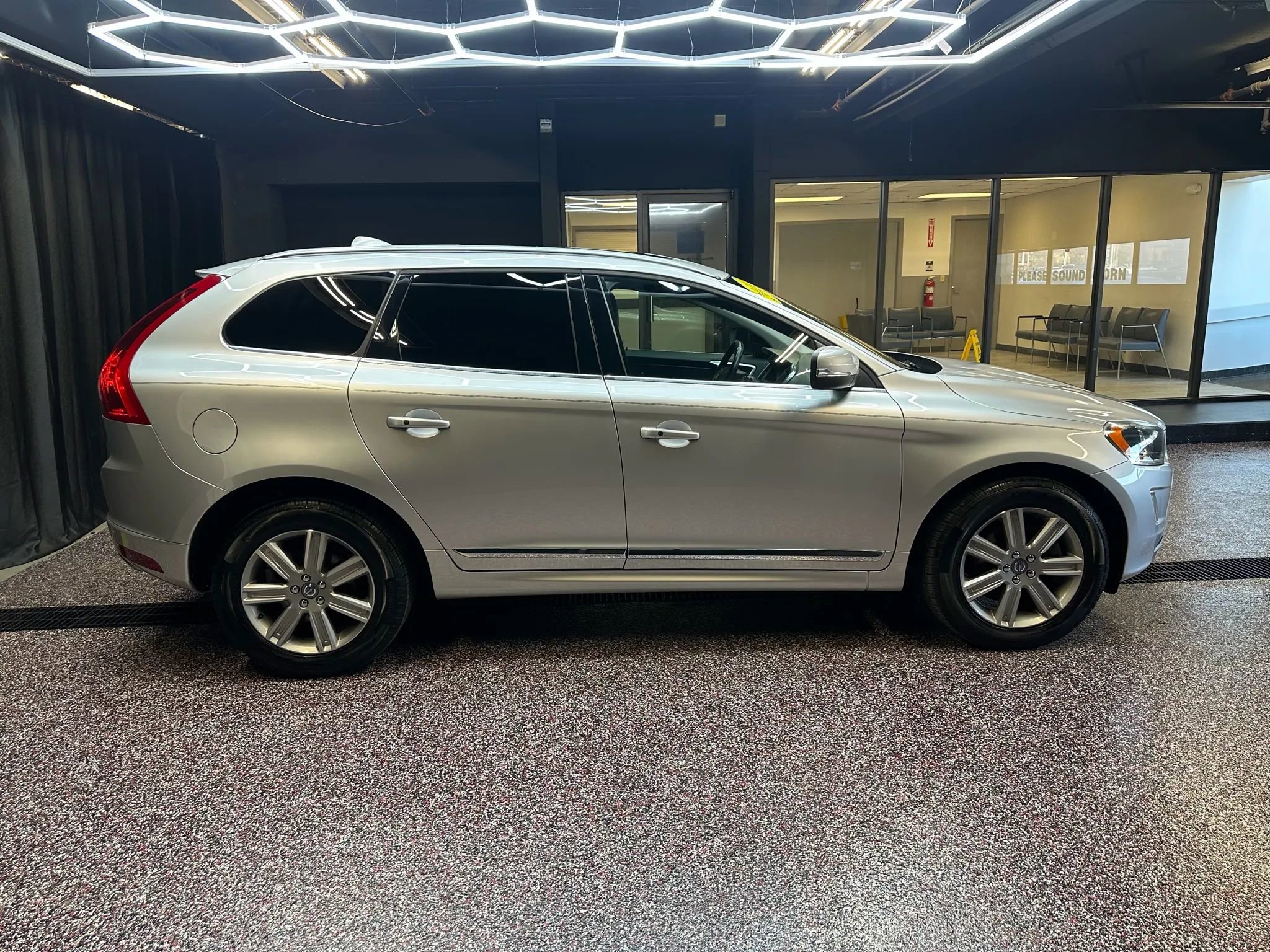 Used 2016 Volvo XC60 T6 w/ Proximity Package image 8
