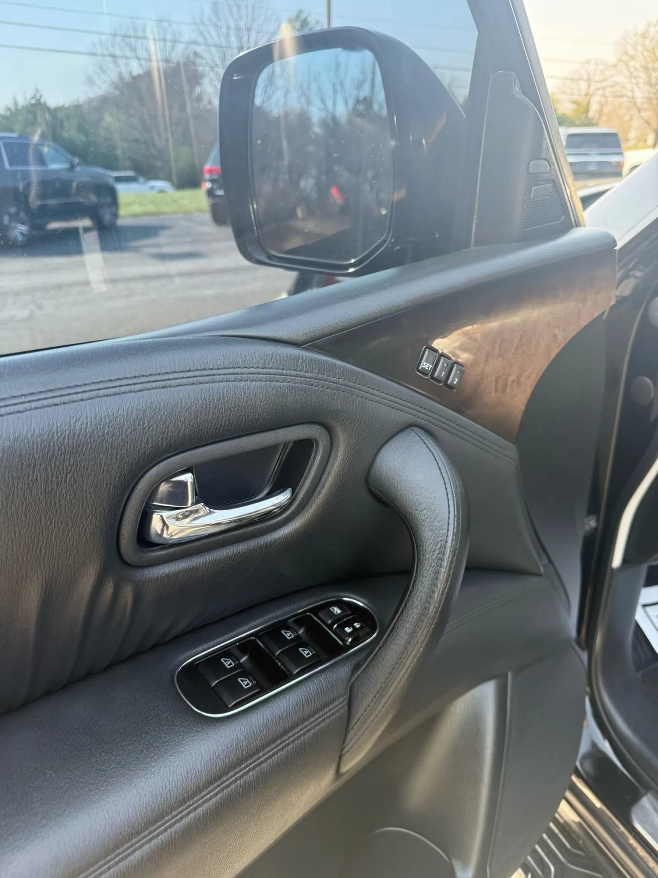 Used 2012 INFINITI QX56 4WD w/ Deluxe Touring Pkg image 17