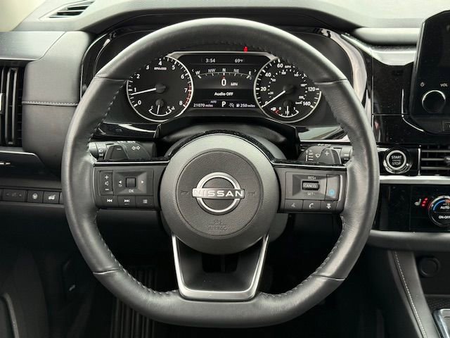 Used 2023 Nissan Pathfinder SL w/ Black Appearance Package image 25