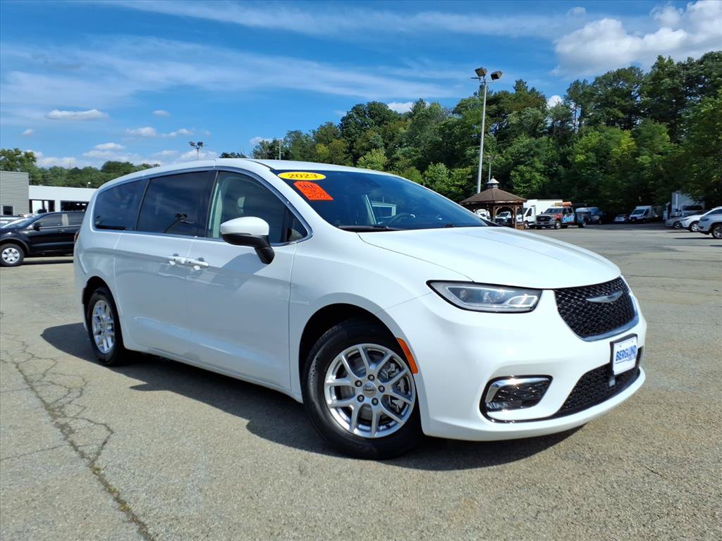 Used 2023 Chrysler Pacifica Touring-L FWD image 3