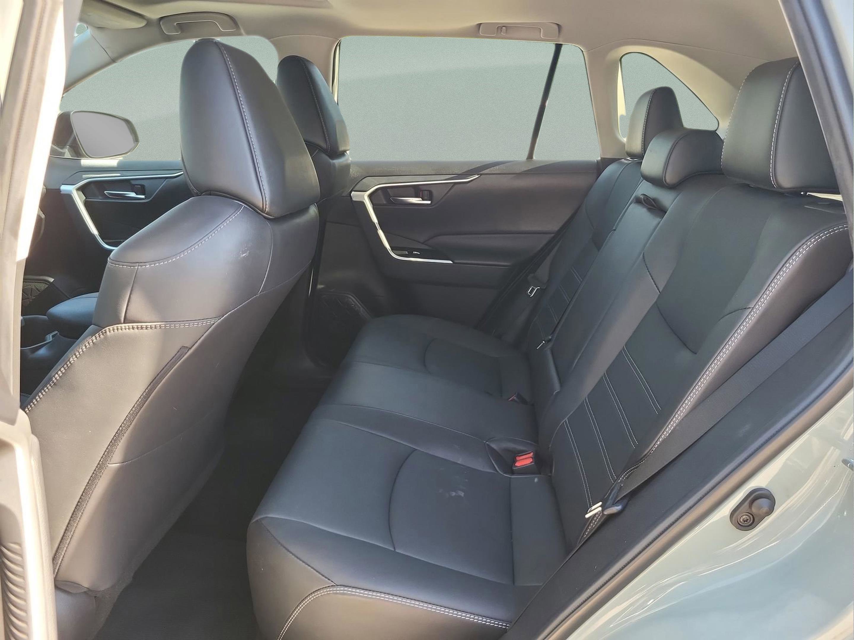 Used 2022 Toyota RAV4 XLE Premium image 17