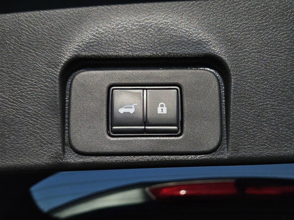 Used 2023 Nissan Rogue SL w/ SL Premium Package image 11