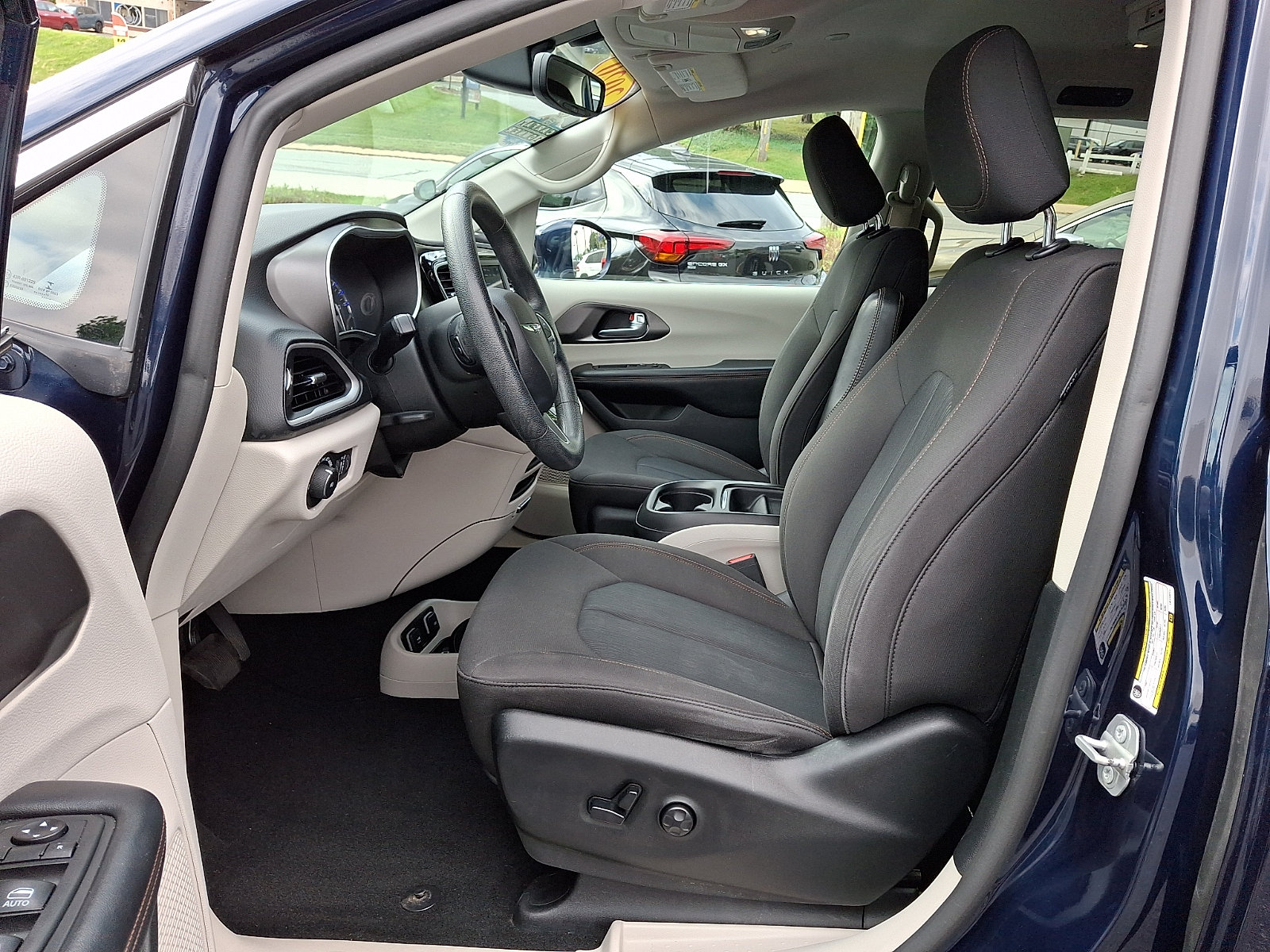Certified 2020 Chrysler Pacifica Touring FWD image 15