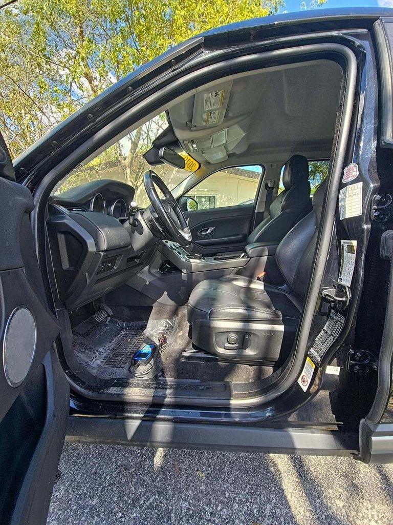 Used 2019 Land Rover Range Rover Evoque SE image 6