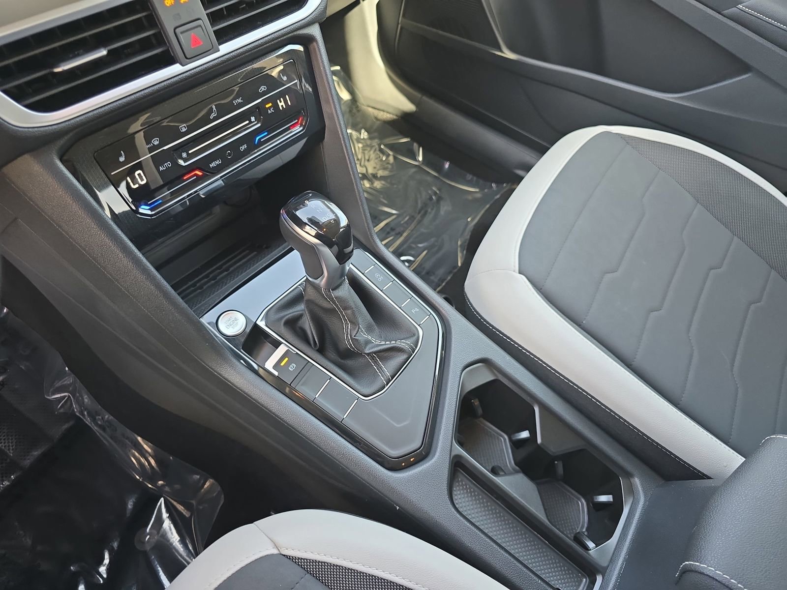 Used 2025 Volkswagen Taos SE image 29