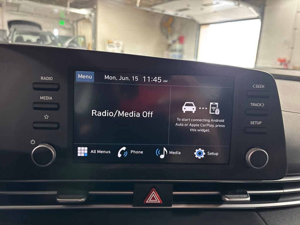 Certified 2025 Hyundai Elantra SE FWD image 17