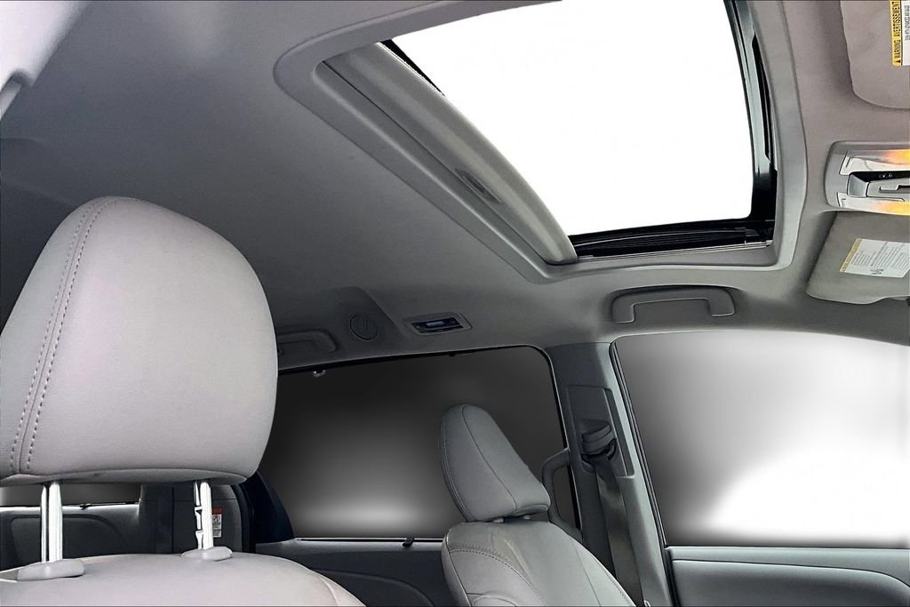 Used 2015 Toyota Sienna XLE w/ XLE Navigation Package image 27