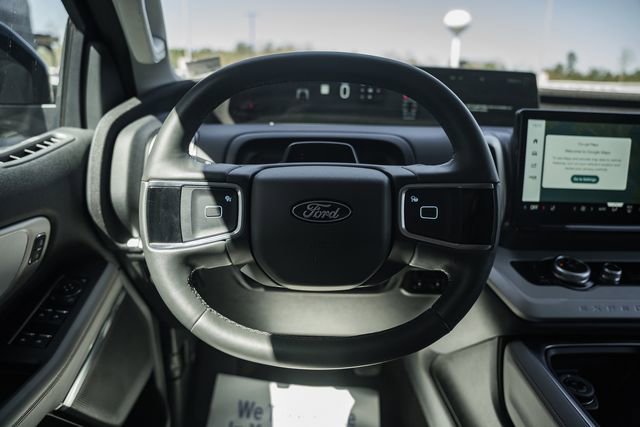 Used 2025 Ford Expedition Active image 41