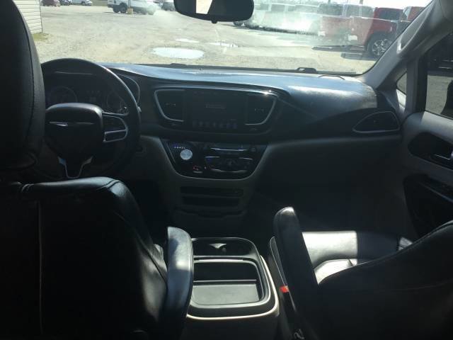 Used 2017 Chrysler Pacifica Touring-L image 13