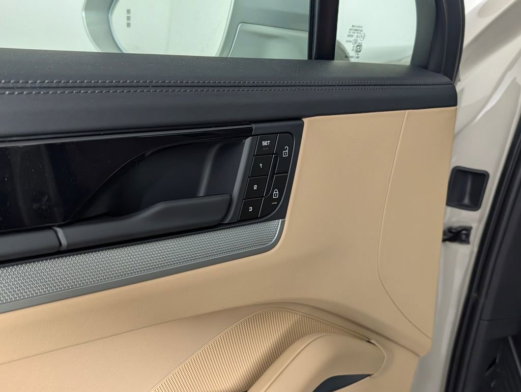 Certified 2025 Porsche Cayenne Coupe image 26