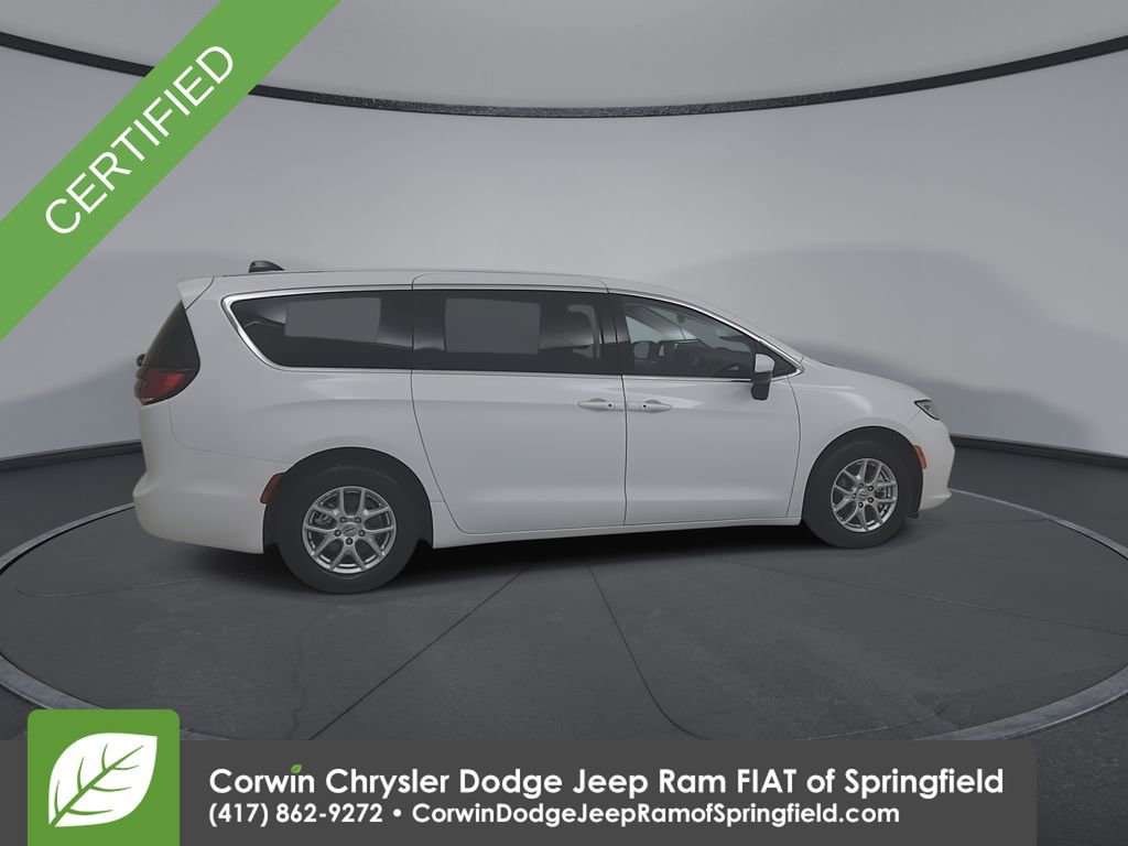 Certified 2023 Chrysler Pacifica Touring-L image 16