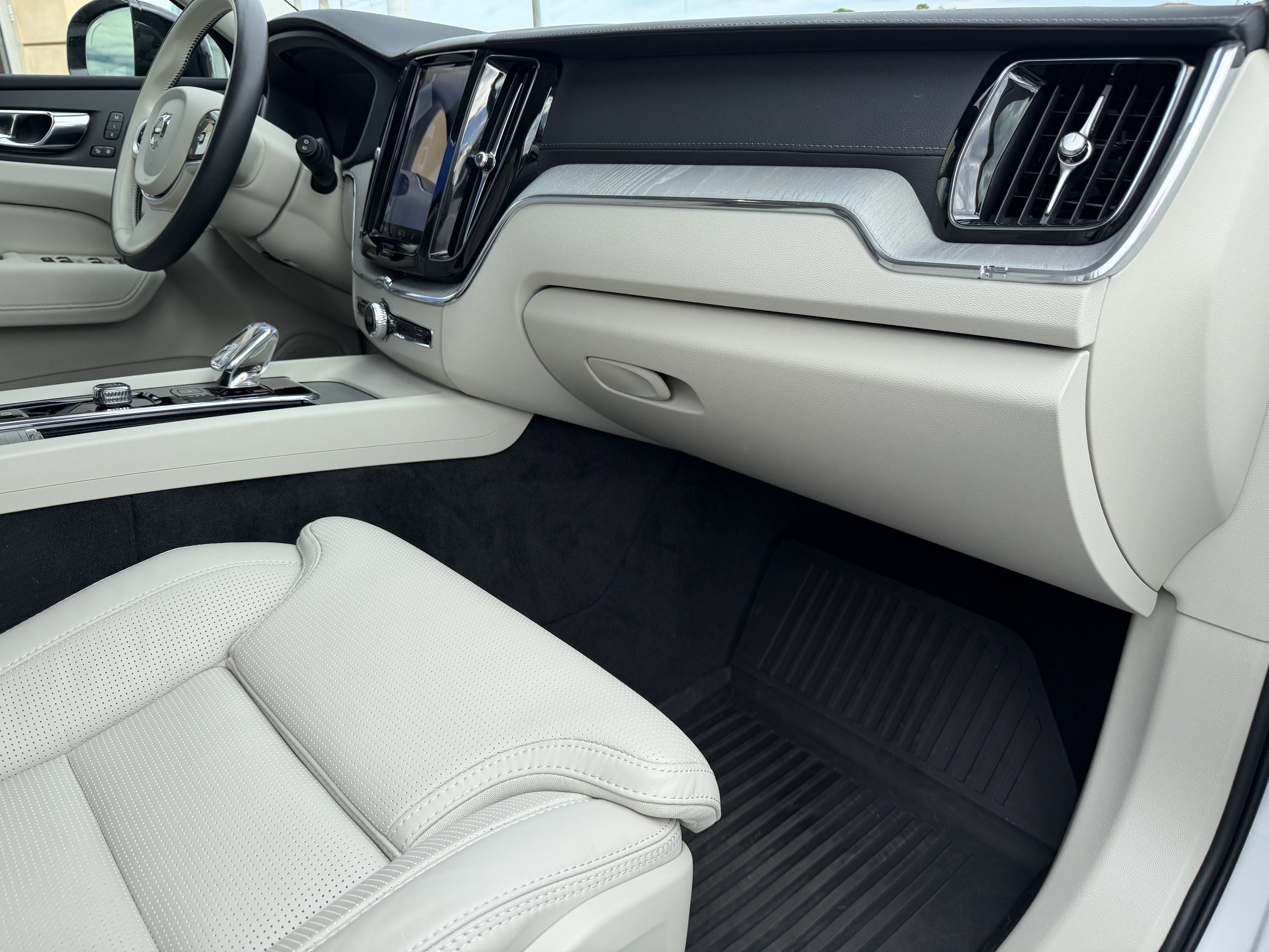 Certified 2025 Volvo XC60 T8 Ultra w/ Protection Package image 12