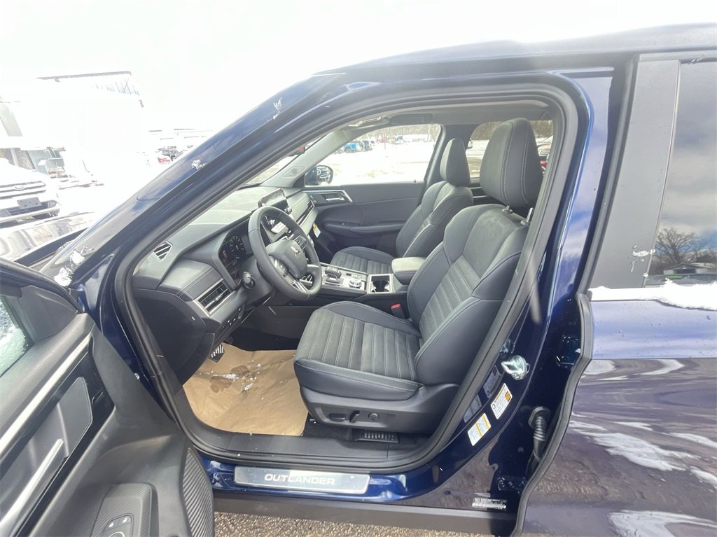 New 2025 Mitsubishi Outlander SE image 11