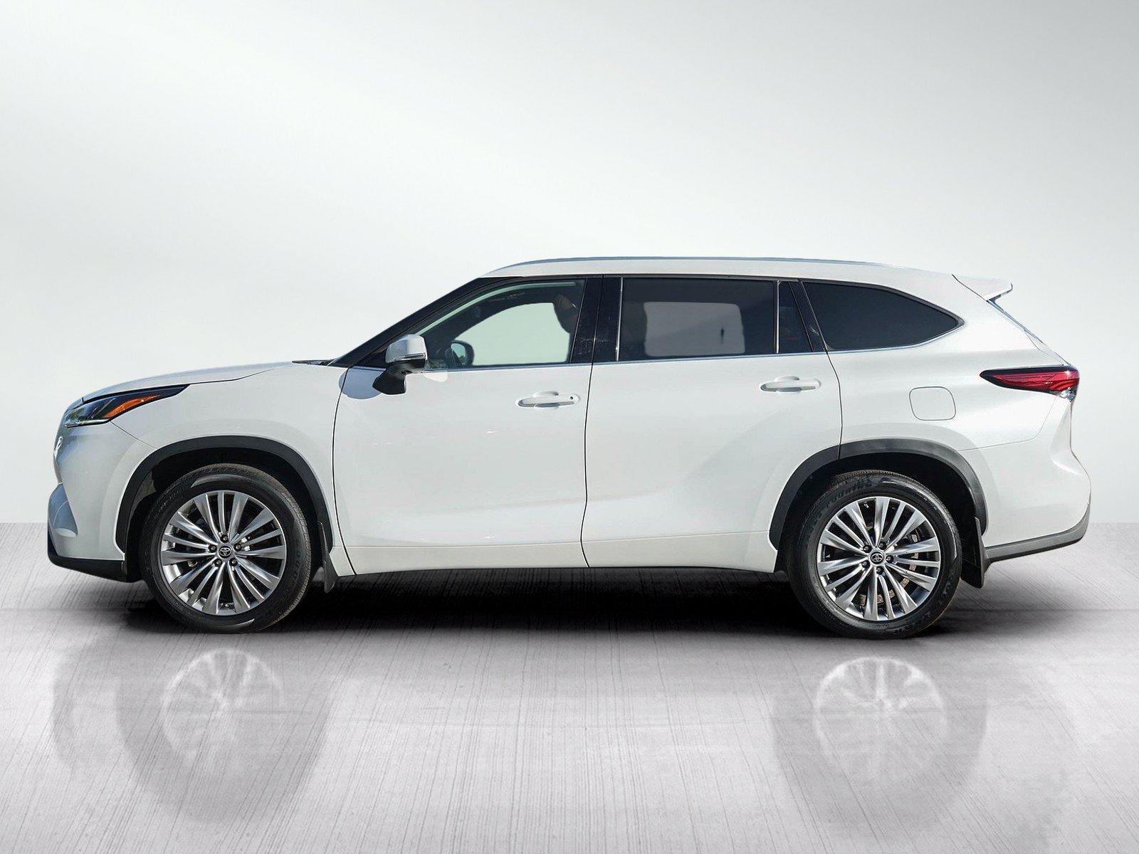 Used 2023 Toyota Highlander Platinum AWD/4WD image 2