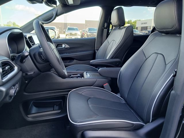 New 2027 Chrysler Pacifica Limited w/ Family Tech Group AWD/4WD image 10