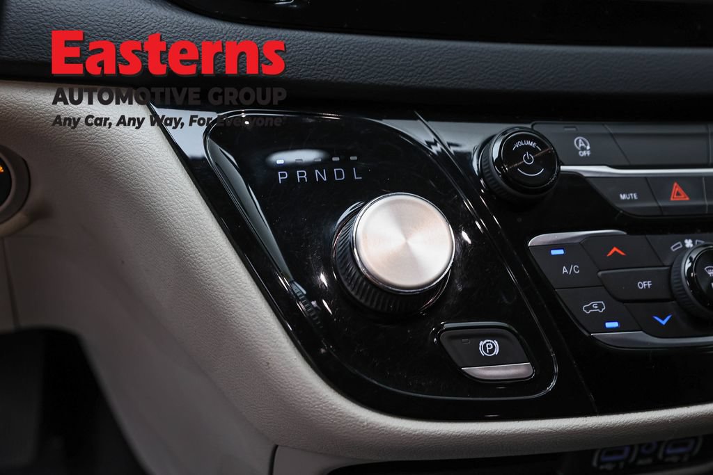 Used 2022 Chrysler Voyager LX FWD image 13