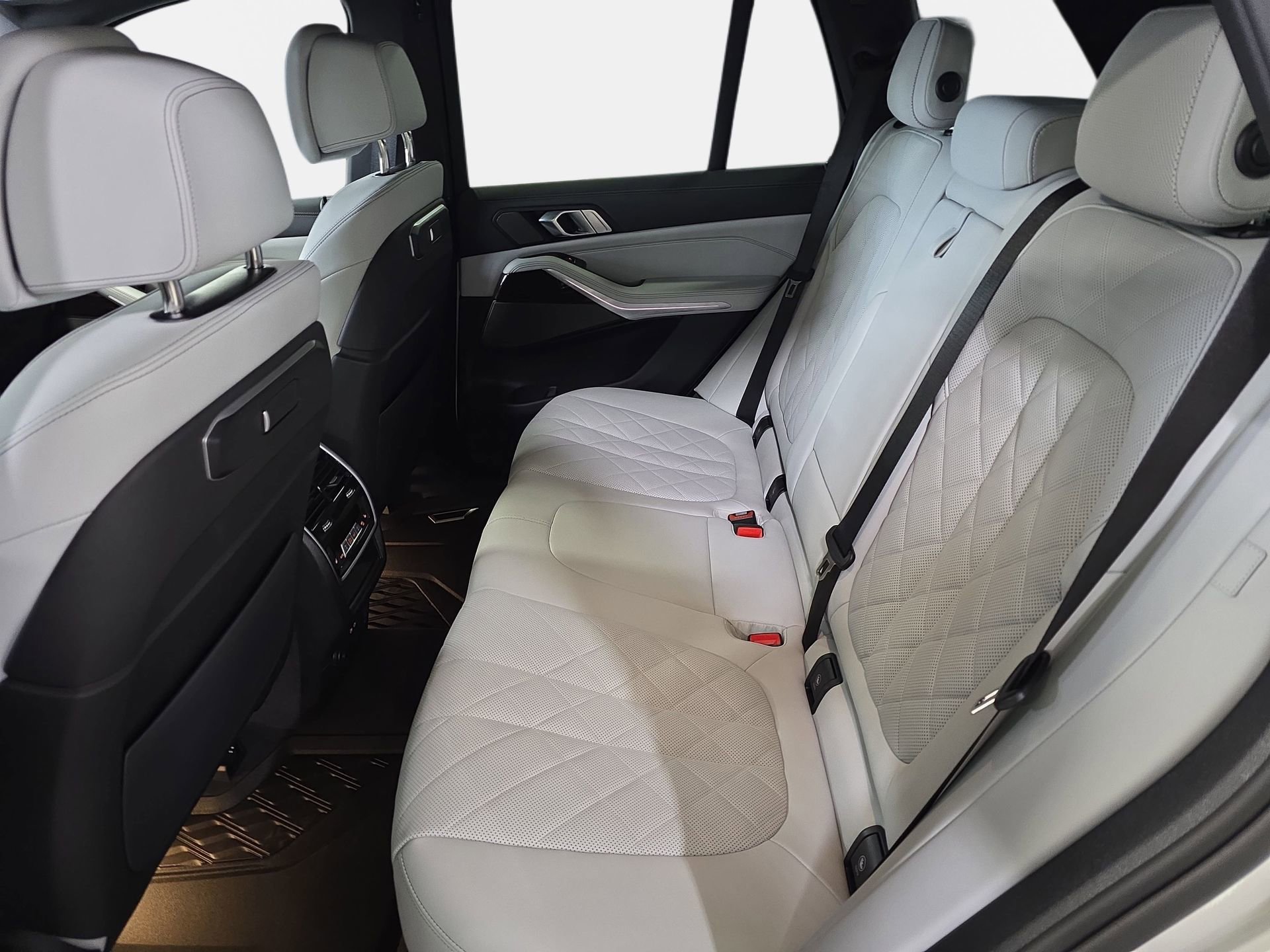 Used 2026 BMW X5 xDrive50e w/ Climate Comfort Package image 14